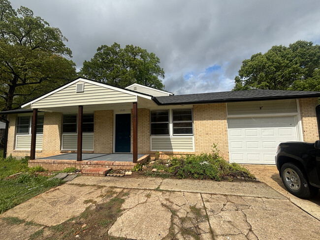 Building Photo - Room in House on Rock Quarry Rd
