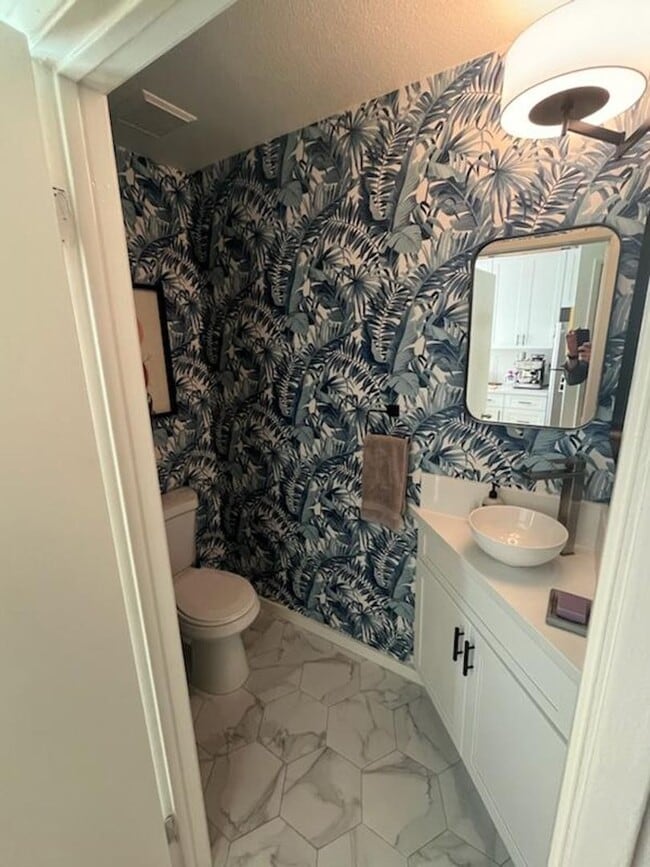 Building Photo - 2 BED + 2 1/2 BATH IN VENICE