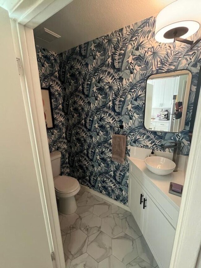 Foto del edificio - 2 BED + 2 1/2 BATH IN VENICE