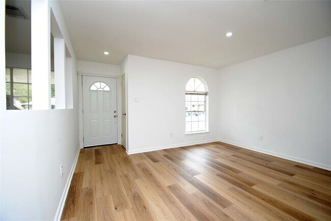 Building Photo - 2135 Bunzel St