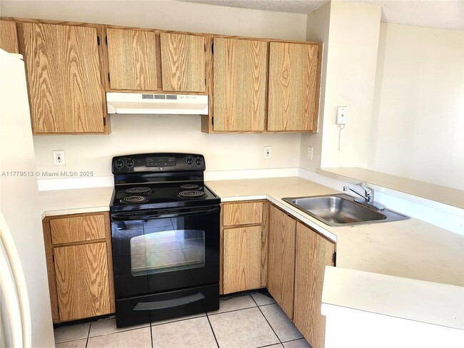 Foto del edificio - 8730 N Sherman Cir