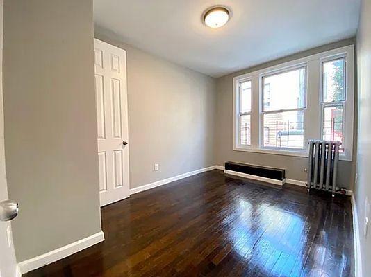 Foto del edificio - 3 bedroom in BRONX NY 10468