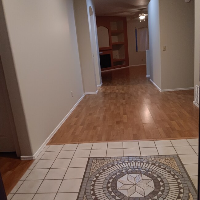 Foto del edificio - 2742 N Ave Valiente