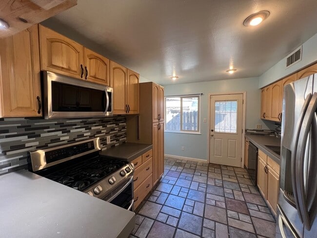 Building Photo - Quaint 3 bedroom 2 bathroom home