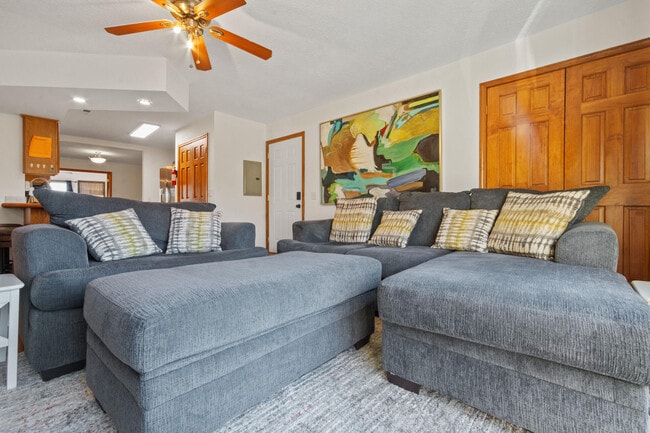 Foto del edificio - 204 Elmhurst Ct