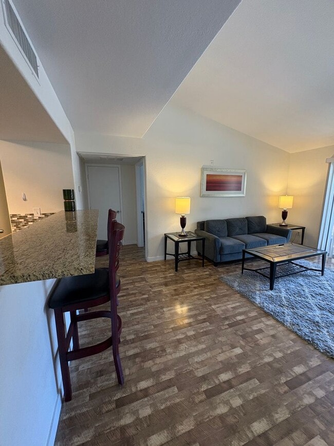 Foto del edificio - Recently remodeled fully furnished condo a...