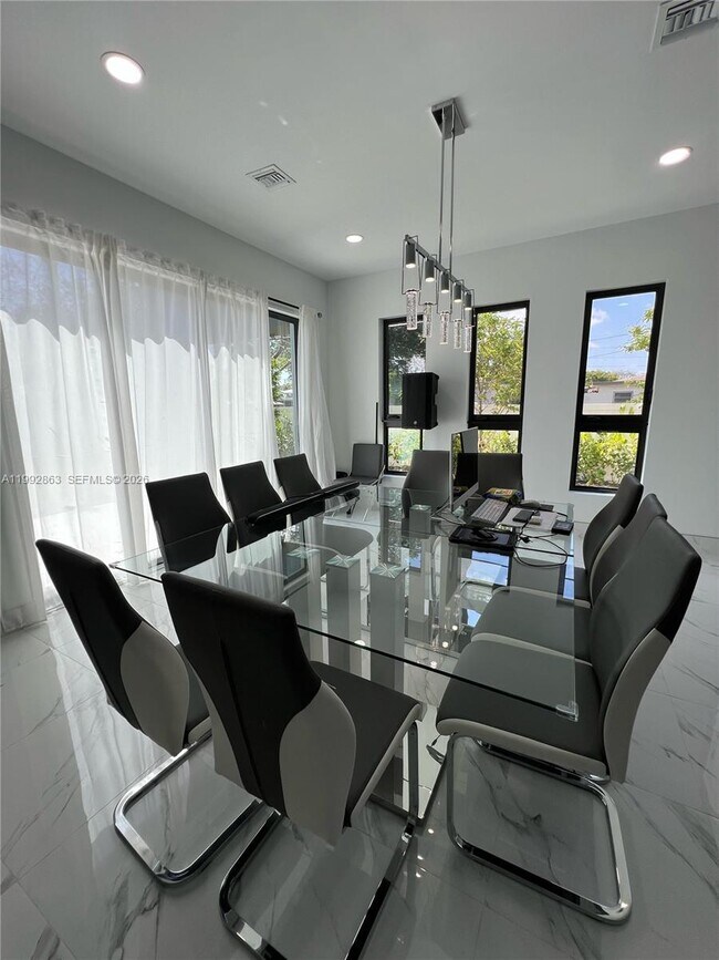 Foto del edificio - 2342 McKinley St
