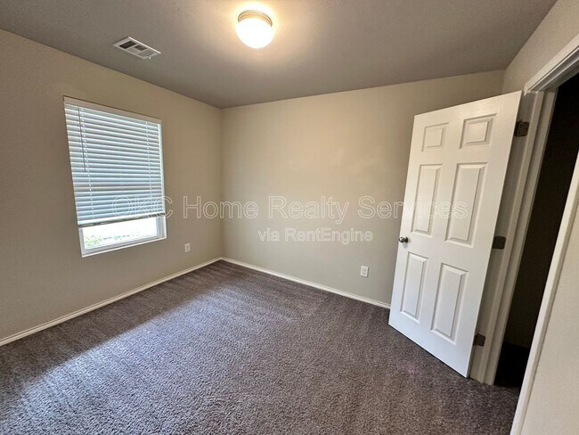 Foto del edificio - 9913 Rattlesnake Ln