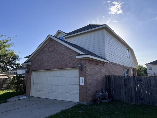 Building Photo - 2306 Blue Creek Dr