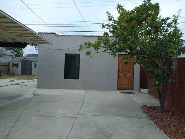Building Photo - 5414 S Victoria Ave
