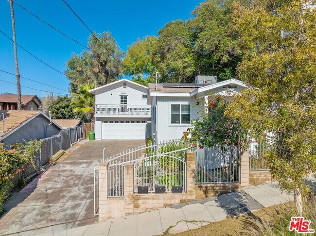 Building Photo - 4127 1/2 Sunset Dr