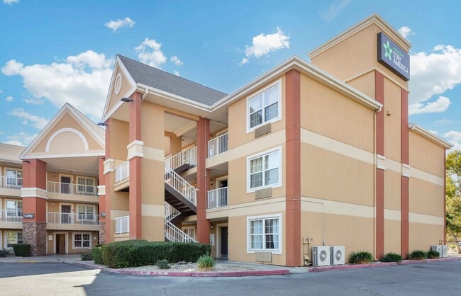Building Photo - Furnished Studio-Fresno - North