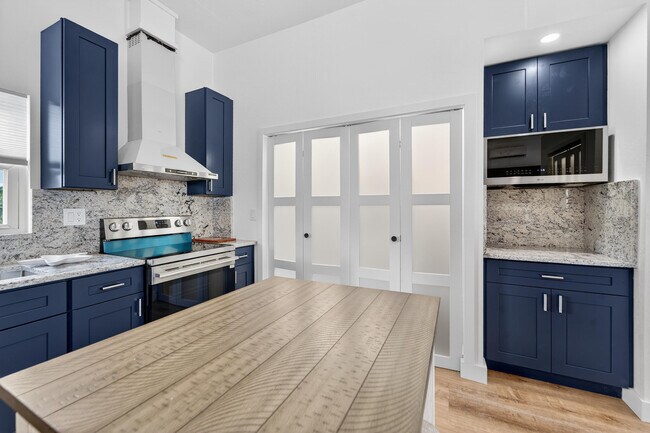 Building Photo - 300 E 24th St