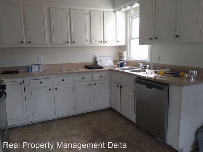 Building Photo - 3 br, 1 bath House - 1509 W. Center Ave.
