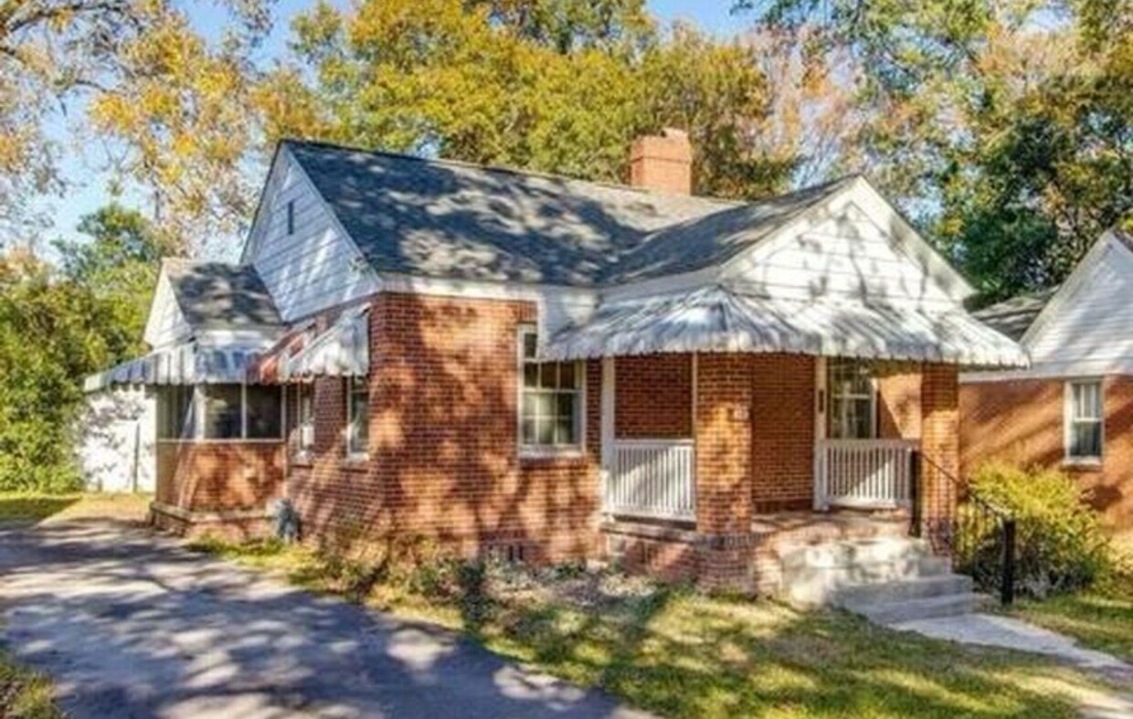 Primary Photo - Cozy 2bd/1ba brick cottage near downtown C...