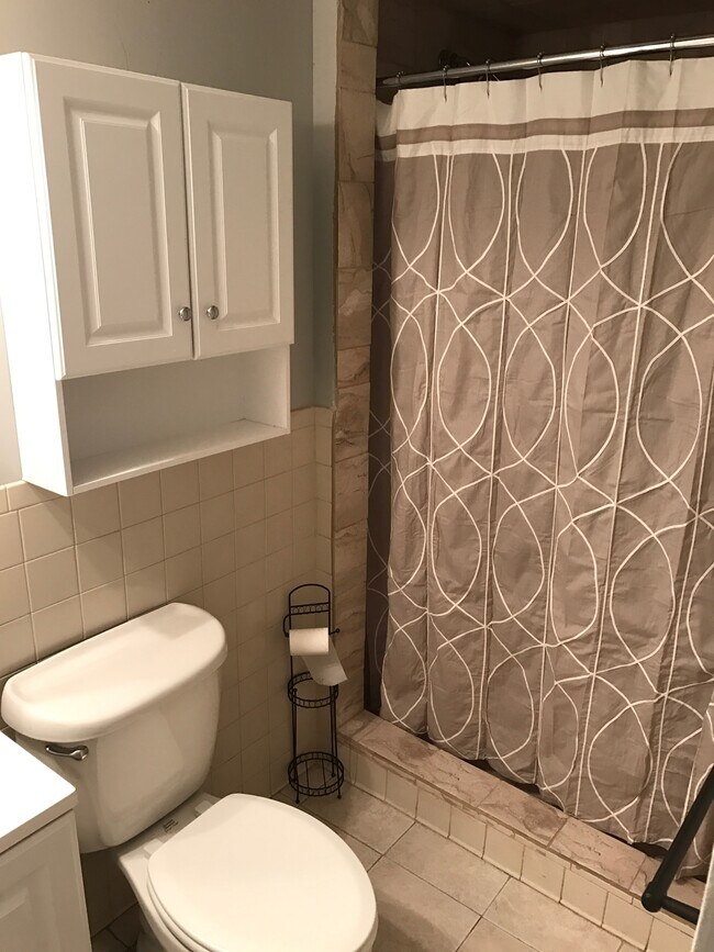 Bathroom - 1647 Radcliff Ave