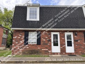 Building Photo - 220 Marks Ave