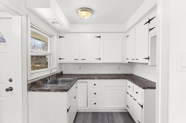 Building Photo - 368 Erskine Ave