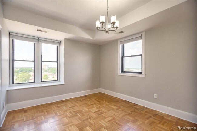 Spacious living room / dining room #2 - 2900 E Jefferson Ave