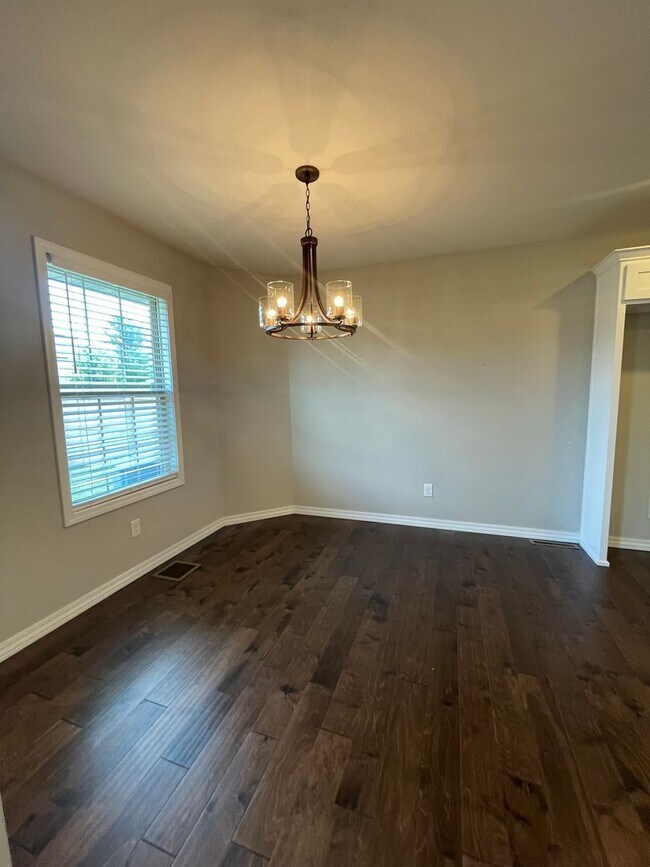 Building Photo - Executive Rental - Old Castle Estate Subdivision - Nixa