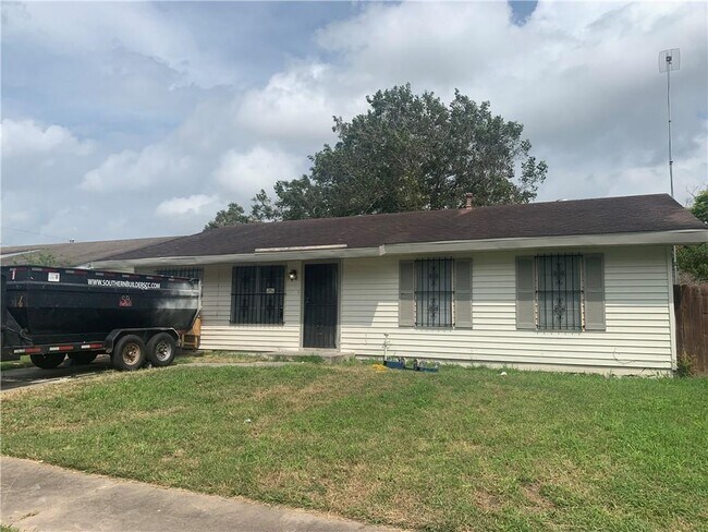 Building Photo - 1418 Seville Dr