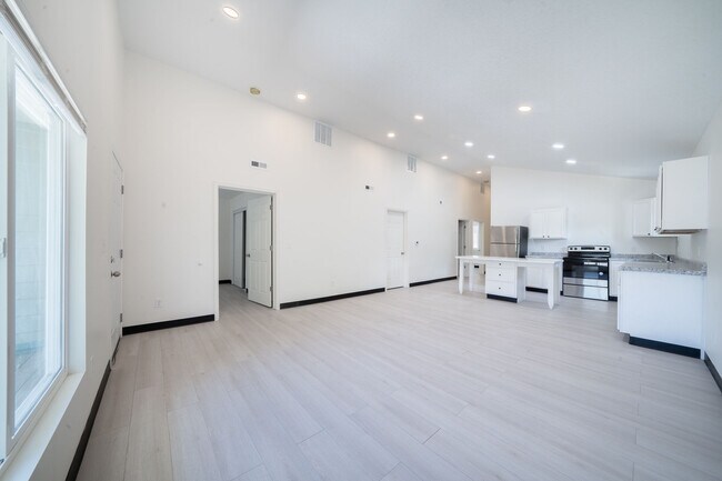 Building Photo - 2935 E Maplewood Dr