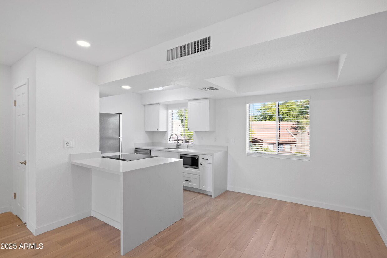 Foto principal - 4444 E Paradise Village Pkwy N