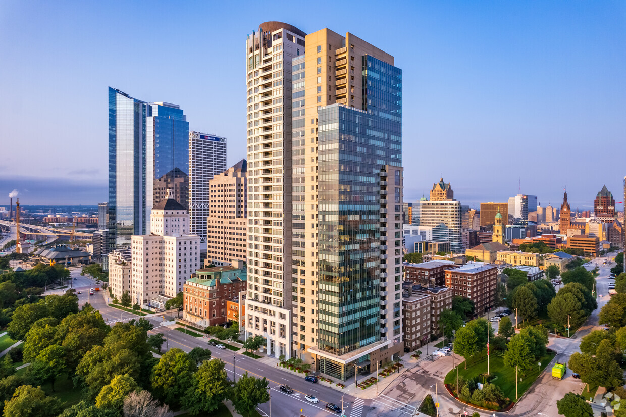 Primary Photo - Kilbourn Tower