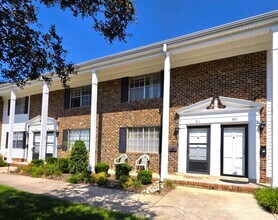 Building Photo - 1002 Willow Dr