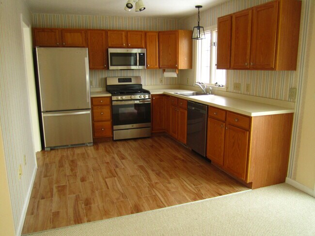 Kitchen - 54 Bjorklund Ave