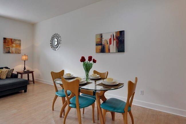 Foto del edificio - 838 Harmony Pl