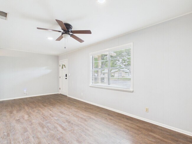 Foto del edificio - Comfortable 3-Bedroom Home with Modern Finishes