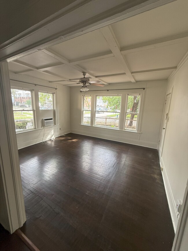 Living room - 1302 W Bell St