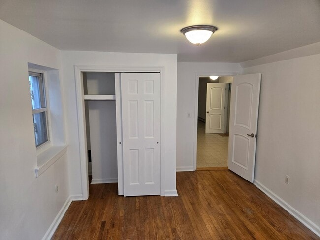 Building Photo - 828 Waring Ave