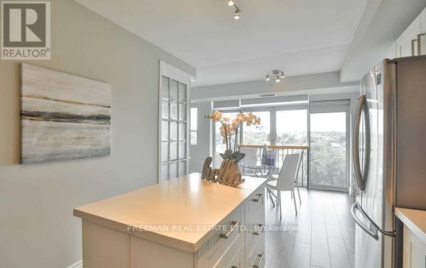 Photo du bâtiment - 200 Burnhamthorpe Rd E