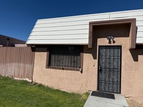 Building Photo - 3619 Villa Knolls E Dr