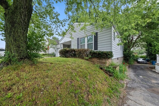 Building Photo - 2 bedroom Single Family Home with Fenced i...