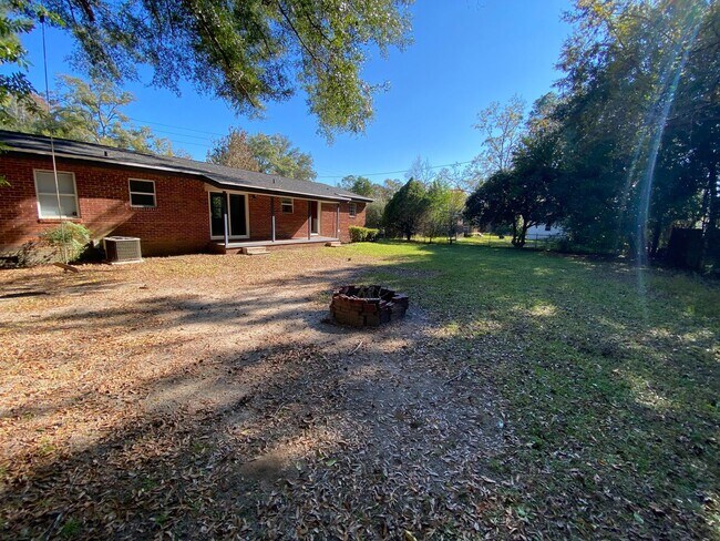 Building Photo - Fabulous Three Bedroom - Minutes from FSU ...