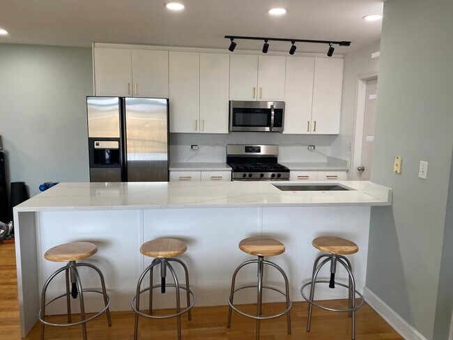 Building Photo - 680 N Green St