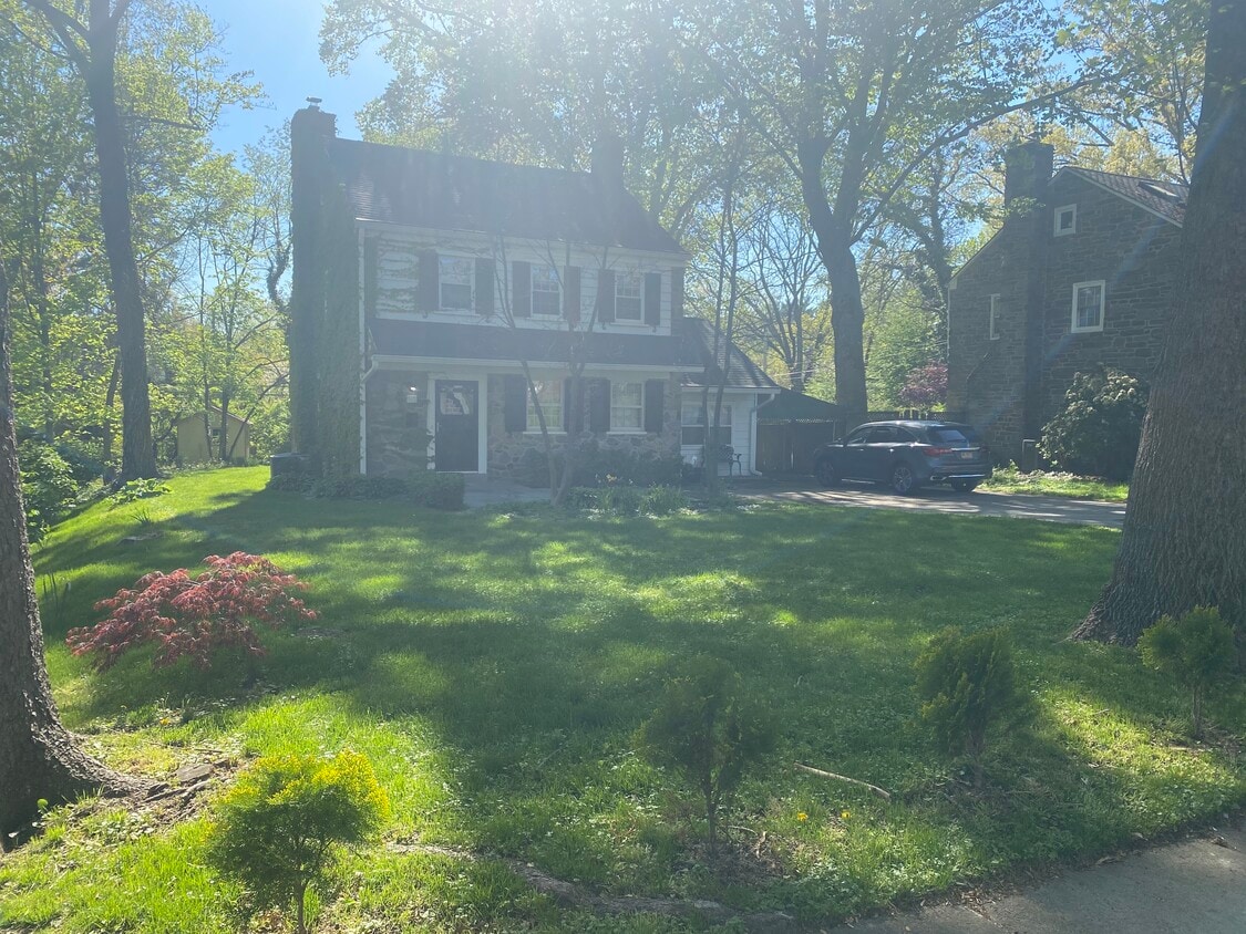 Building Photo - 512 E Wynnewood Rd