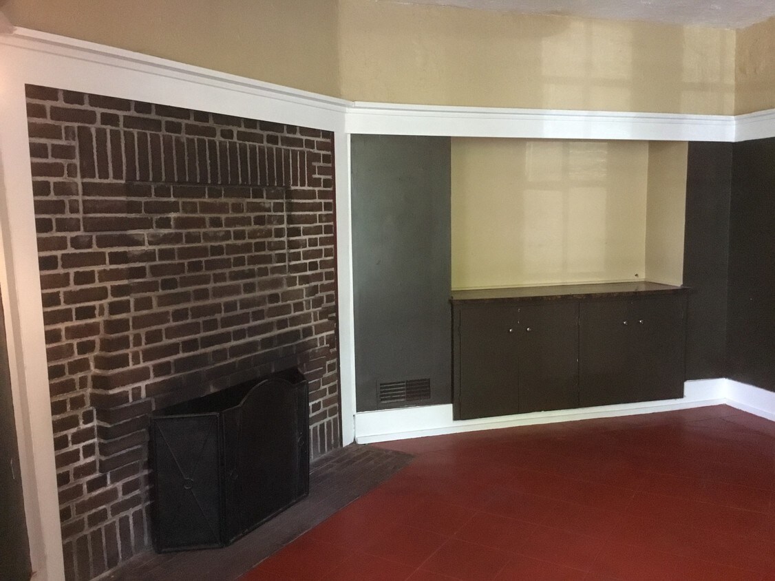 Primary Photo - 1070 Lake Ave