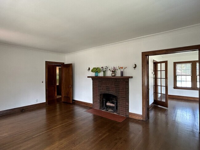 Building Photo - 994 Greenview Ave