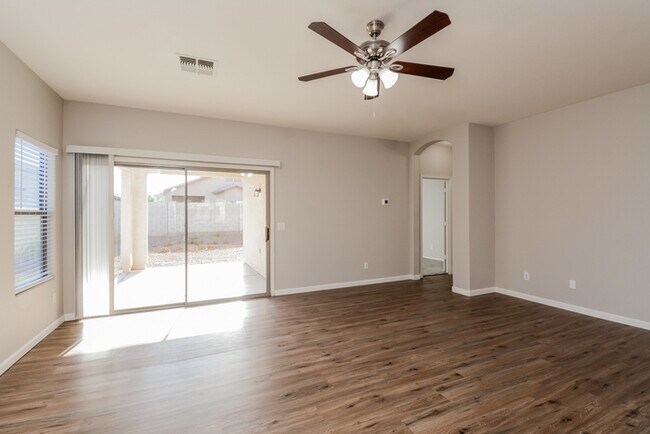 Foto del edificio - Inviting Single-Story Home in Surprise, AZ
