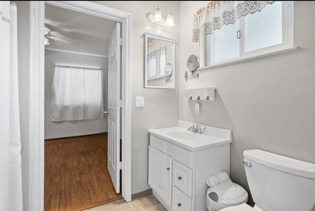 Building Photo - 1553 Bessie Ave