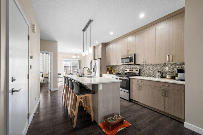 Building Photo - 10755-10792 92 St NW