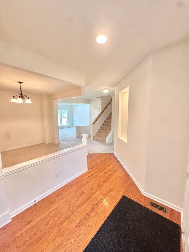Foto del edificio - THREE BEDROOM/2.5 BATH TOWNHOME located in PARKLAND School District!
