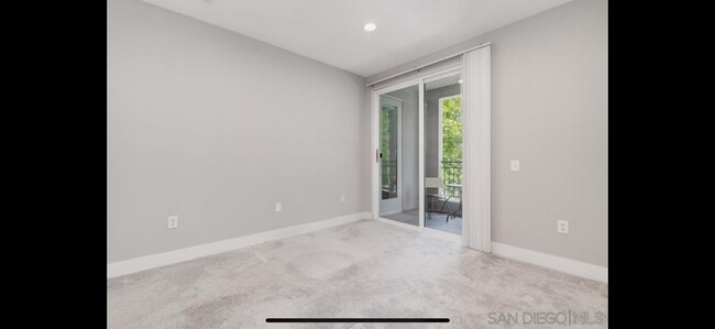 Foto del edificio - 9245 Regents Rd