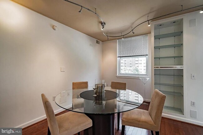 Foto del edificio - 880 N Pollard St