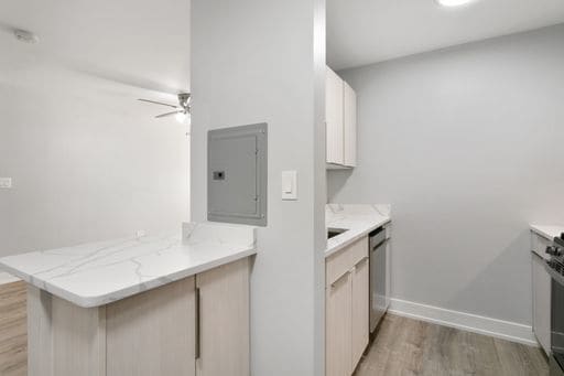 Building Photo - 6201 N Kenmore Ave