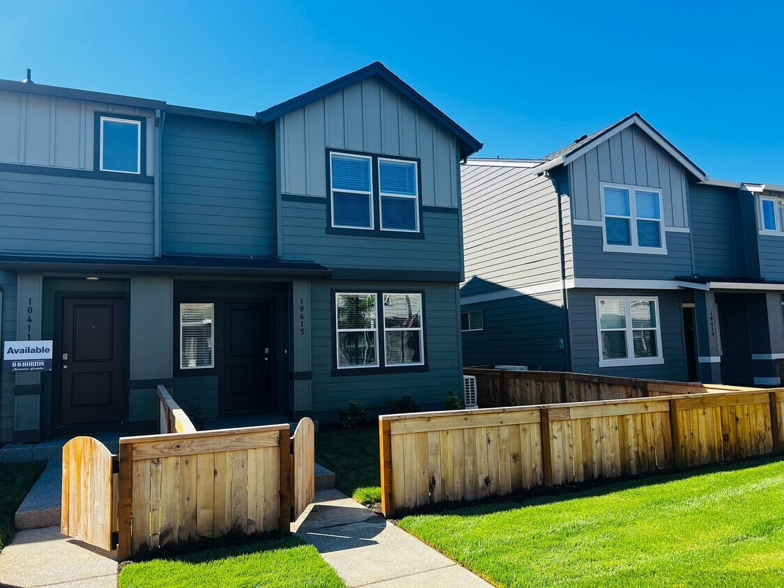 Primary Photo - FREE RENT New Beauty! Location, location!!...